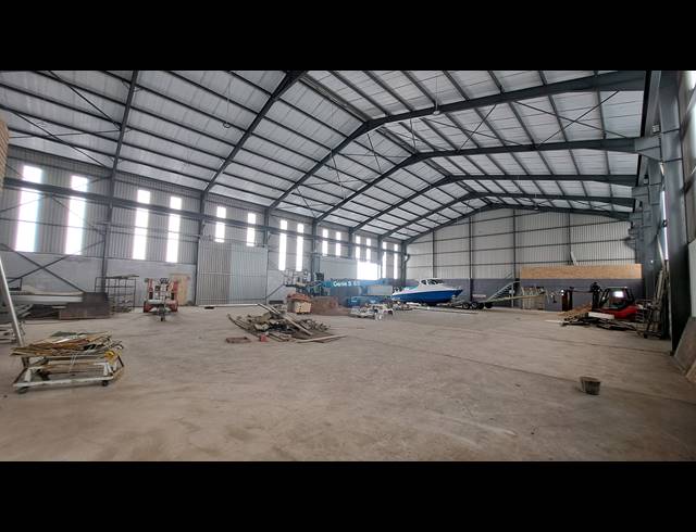 1,150M² WAREHOUSE TO LET IN ALTON